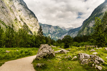 Fototapeta na wymiar Hiking trail in the germany Alps