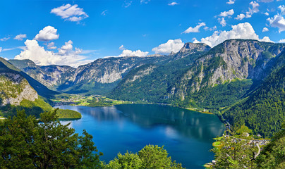 Fototapeta na wymiar Panoramic view on Austrian mountains Alps lake Hallstattersee