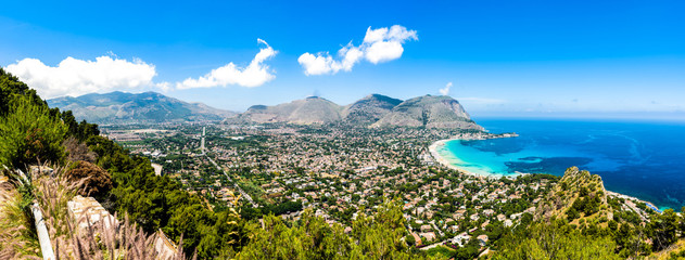 Panoramisch uitzicht op de badplaats Mondello in Palermo, Sicilië. Wit strand en turquoise kristalheldere zee. HD Uitzicht op de golf vanaf de top van Monte Pellegrino.