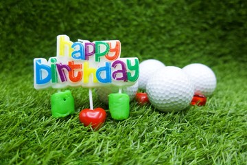 Naklejka premium Happy birthday to golfer with sign and heart on green grass