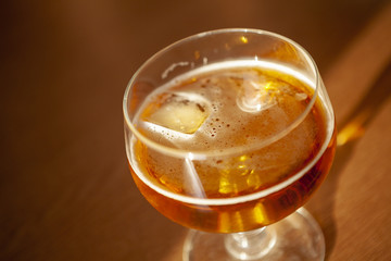 Verre de bière fraîche avec glaçons