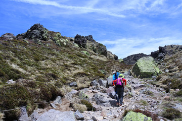Fototapeta premium 日光白根山の登山道を登る親子