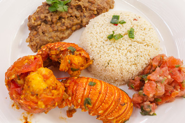 assiette créole, langouste, semoule, lentilles et rougail de tomates, île de la Réunion