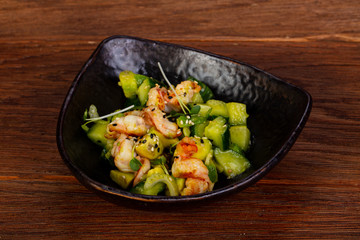 Salad with shrimp and avocado