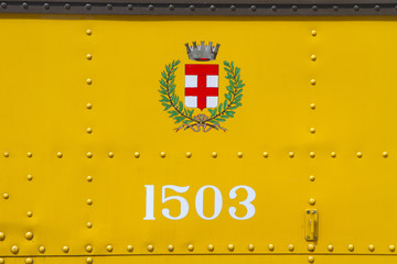 stemma e numero su tram giallo a milano in italia