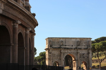 Fototapeta na wymiar Le Colisée et l'Arc de Constantin, Rome, Italie
