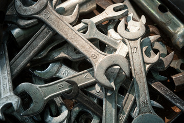 randomly spaced locating spanners of different sizes