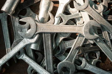 randomly spaced locating spanners of different sizes