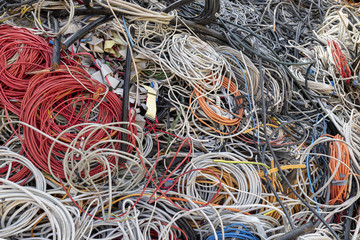 nicht mehr benutzbare Kabel auf einem Recycling hof zur Wiederverwertung