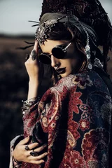 Lichtdoorlatende gordijnen Gypsy prachtige mode vrouw