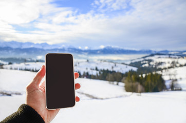 Telefon zimą w górach © a_jaroslaw