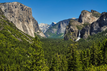 Fototapeta na wymiar Yosemite National Park in California and It's Valley Feature El Capitan, Half Dome and Bridal Veil Falls