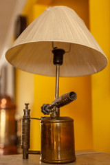 Table top lamp made of a burner and lamp cap