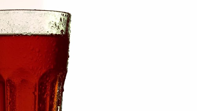 Bicchiere con gocce che colano sul vetro
