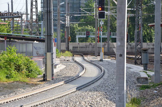 &Ouml;BB Haltestelle Erzherzog-Karl-Stra&szlig;e mit Blick auf Gleis
