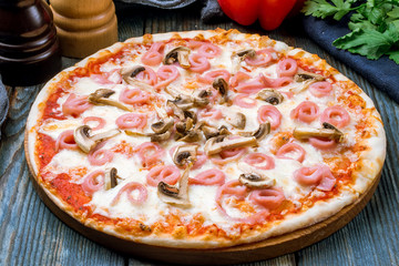 Pizza with ham and mushrooms