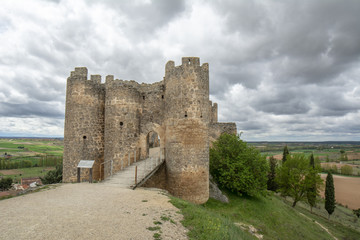 Fototapeta na wymiar Entrada al Castillo de Peñaranda de Duero en la provincia de Burgos