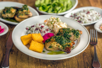 Galeto ao molho de ervas com polenta, arroz carreteiro e salada de batata