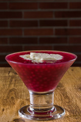 Sagu de vinho com creme de baunilha