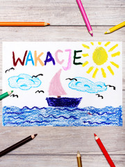 Kolorowy ręczny rysunek przedstawiający słowo Wakacje i żaglówka na morzu. 