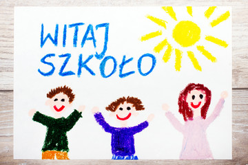 Kolorowy rysunek przedstawiający napis WITAJ SZKOŁO oraz cieszące się dzieci. Powrót do szkoły 