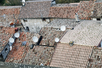 Fototapeta premium tetti con antenne e parabole