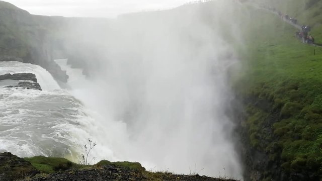 A imponente cascata de Gulfoss, na Isl&acirc;ndia