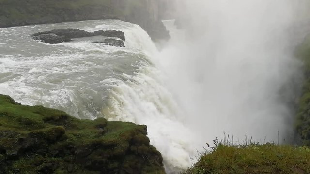 A imponente cascata de Gulfoss, na Isl&acirc;ndia