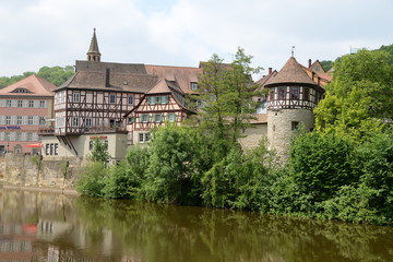 Naklejka premium Kocher mit Johanniterkirche in Schwäbisch Hall