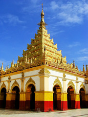 Fototapeta na wymiar Mahamuni Pagoda on a blue sky day in Mandalay, Myanmar