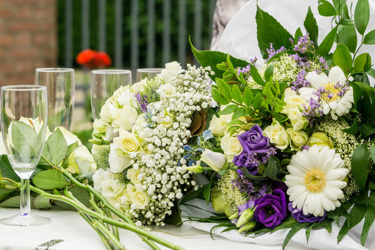Blumengesteck auf Tisch (Hochzeit)
