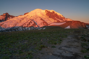 Naklejka premium Sunrise At Mt Rainier