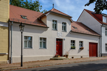 Schön renoviertes Wohnhaus mit Zunftzeichen in der Altstadt von Strausberg