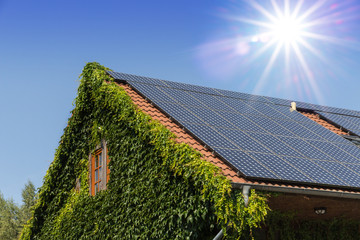Haus gewinnt Sonnenenergie dank Photovoltaik 