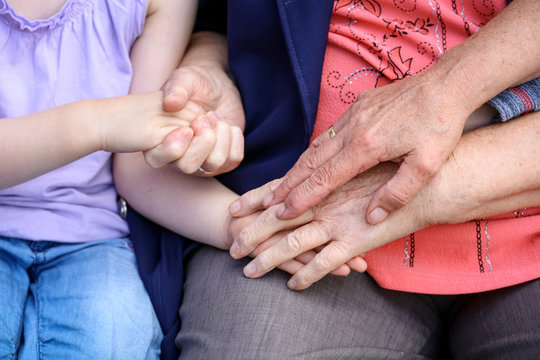 3 Generationen halten sich die H&auml;nde
