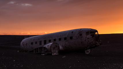 Fototapeta na wymiar Abgestürzte DC3 bei Sonnenuntergang - Süden von Island