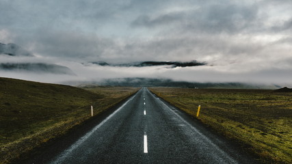 Straße und Wolken - Island