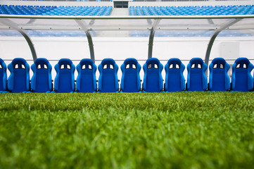 Blauwe bank of stoel of stoel van personeelscoach in het voetbalstadion
