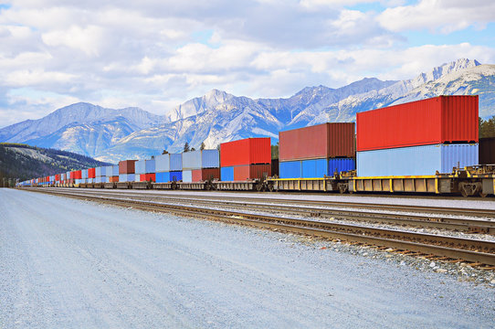 Fototapeta Freight comtainer train in Jasper.
