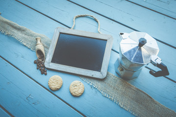 Pause? Wie wärs mit einem Kaffee? Eine Tafel mit Textfreiraum liegt auf einem Tisch - Bistro und Kaffee Ambiente