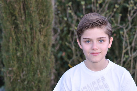 Jeune beau garçon 14 ans Stock Photo | Adobe Stock