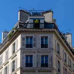 Immeuble parisien avec balcons et cheminées