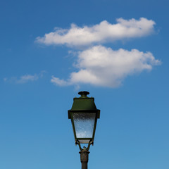 Fototapeta na wymiar Lampadaire sous les nuages à Paris France