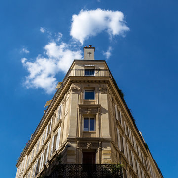 Immeuble parisien sous ciel ensoleill&eacute; + nuages