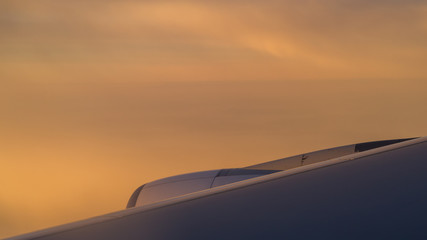 Coucher de soleil dans les airs depuis l'avion