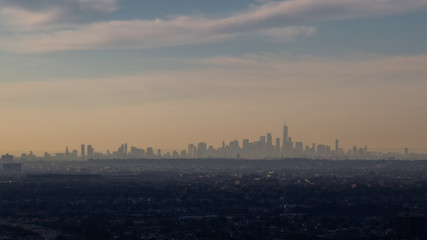 Skyline de New York USA au coucher de soleil depuis l'avion