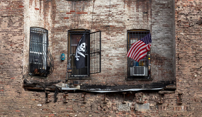 Lutte entre drapeaux pirate et américain à New York USA
