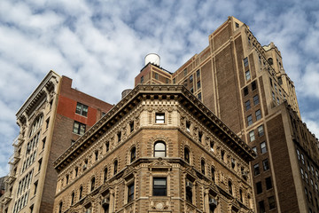 Fototapeta na wymiar Contre-plongée sur vieux bâtiments à New York USA sur fond nuageux