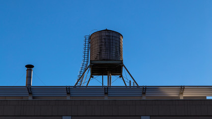 Réservoir d'eau typique à New York USA sur ciel bleu