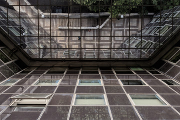 Contreplongée sous bâtiment à Noisy le Grand France avec reflet